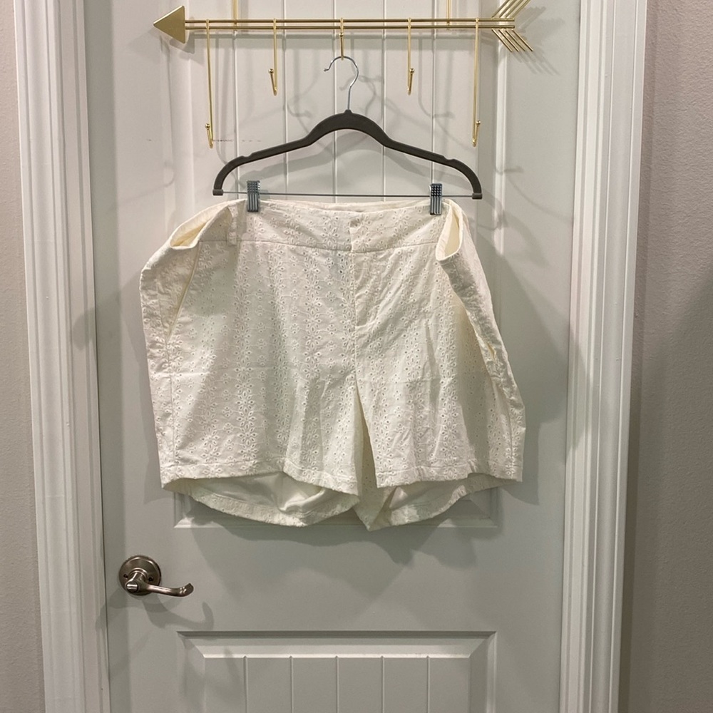 Torrid White Cotton Lace Eyelet Shorts 26 Plus Size